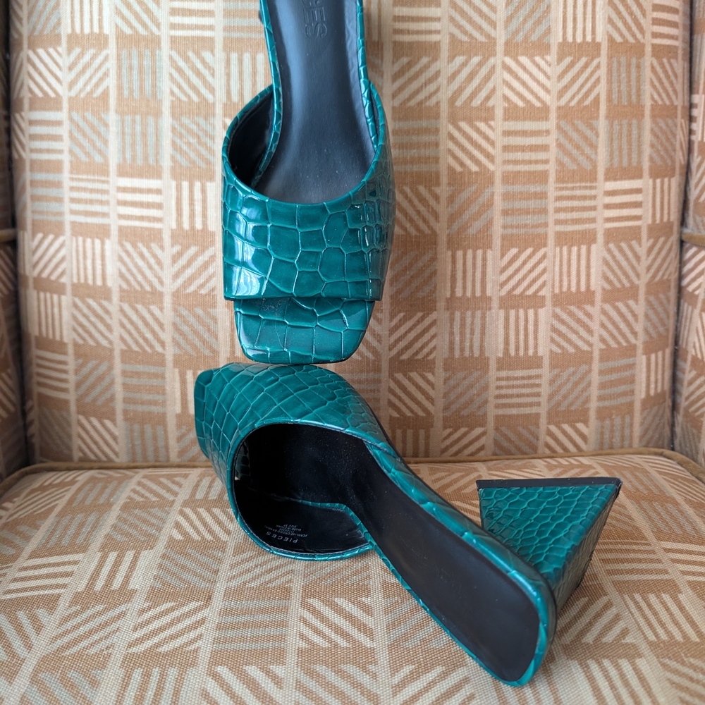 Elegant Green Croc-Embossed Women's Sandals